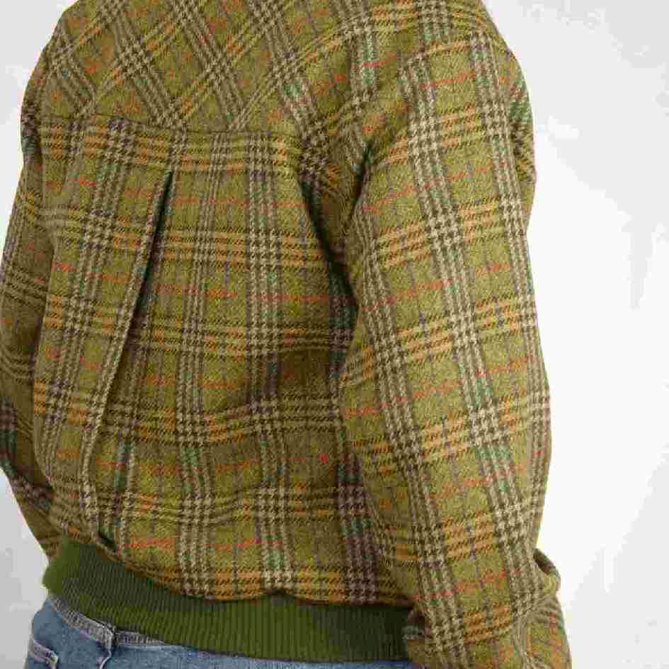 Rückwärtiger Ansicht Blouson mit Rückenpasse und Kellerfalte aus einem grüngrundigen Tartan