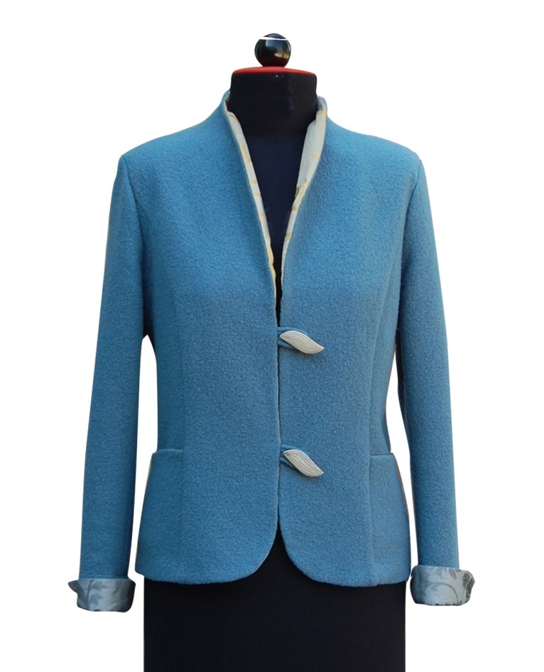 blauer Walkblazer mit gemustertem Seidenbeleg und zwei Knöpfen