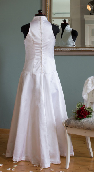weißes, langes Hochzeitskleid ohne Ärmel, Rückenansicht mit Knopfleiste aus vielen kleinen Knöpfen, an Schneiderbüste