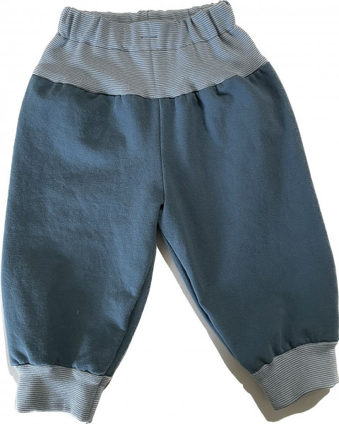 Hose mit Bündchen aus blauem Sweatstoff mit einem gestreiften Bündchenstoff